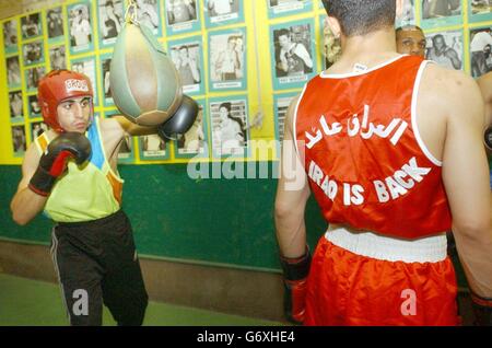 I membri della squadra di boxe irachena si allenano al Repton Boxing Club nella parte est di Londra, prima di volare in Pakistan questo fine settimana dove sperano di qualificarsi per le Olimpiadi di Atene. Foto Stock