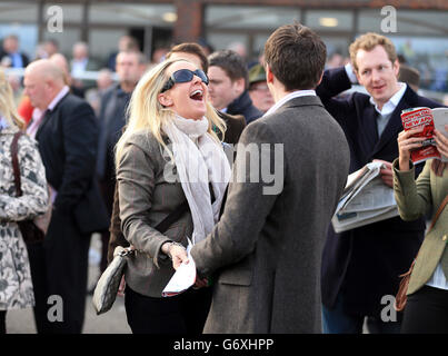 Corse di cavalli - Festival di Cheltenham 2014 - giorno di San Patrizio - Ippodromo di Cheltenham. I Racegoers si immergersi nell'atmosfera durante il giorno di San Patrizio al Cheltenham Festival. Foto Stock