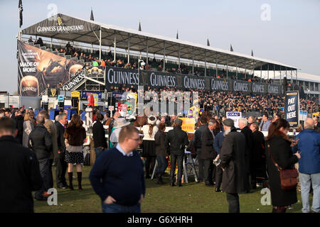 Corse di cavalli - Festival di Cheltenham 2014 - giorno di San Patrizio - Ippodromo di Cheltenham. I Racegoers si immergersi nell'atmosfera durante il giorno di San Patrizio al Cheltenham Festival. Foto Stock