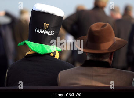 Corse di cavalli - Festival di Cheltenham 2014 - giorno di San Patrizio - Ippodromo di Cheltenham. I Racegoers si immergersi nell'atmosfera durante il giorno di San Patrizio al Cheltenham Festival. Foto Stock