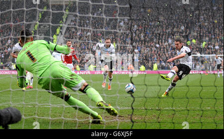 Craig Bryson (a destra) della contea di Derby segna il suo terzo e il suo quinto gol della partita durante la partita del campionato Sky Bet allo stadio iPro, Derby. Foto Stock