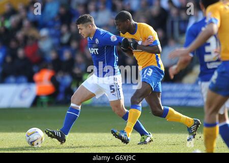 Anthony Howell di Mansfield Town (a destra) e Sam Morsy di Chesterfield (a sinistra) combattono per la palla durante la partita Sky Bet League Two allo stadio One Call, Mansfield. Foto Stock