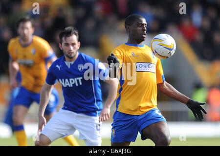 Anthony Howell di Mansfield Town (a destra) controlla la palla sotto pressione da Sam Hird di Chesterfield (a sinistra) durante la partita Sky Bet League Two allo stadio One Call, Mansfield. Foto Stock