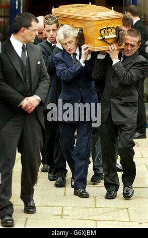 La famiglia e gli amici di Kriss Donald portano la sua bara dalla Chiesa di Gesù Cristo dei Santi degli ultimi giorni, a Pollock, Glasgow. Foto Stock