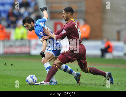 Jordi Gomez di Wigan Athletic (a sinistra) è affrontato da Lewis McGugan di Watford Foto Stock