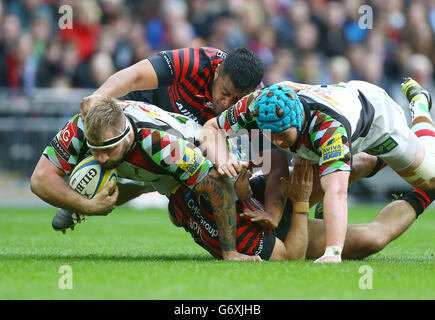 Harlequins Joe Marler (a sinistra) in azione durante la partita Aviva Premiership al Wembley Stadium, Londra. Foto Stock