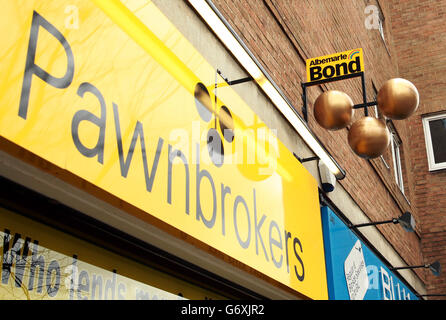 Albemarle & Bond su Southwark Park Road, Bermondsey, a sud di Londra, in quanto più di 1,000 posti di lavoro sono stati lasciati a rischio dopo che il gruppo pawnbroker è stato trasferito per nominare gli amministratori. Foto Stock