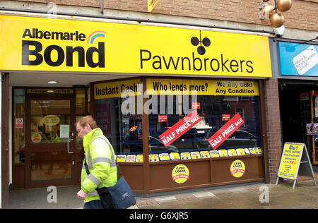 Albemarle & Bond su Southwark Park Road, Bermondsey, a sud di Londra, in quanto più di 1,000 posti di lavoro sono stati lasciati a rischio dopo che il gruppo pawnbroker è stato trasferito per nominare gli amministratori. Foto Stock