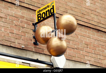 Albemarle & Bond su Southwark Park Road, Bermondsey, a sud di Londra, in quanto più di 1,000 posti di lavoro sono stati lasciati a rischio dopo che il gruppo pawnbroker è stato trasferito per nominare gli amministratori. Foto Stock