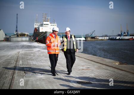 Il primo ministro David Cameron e Michael Suess Chief Executive Officer di Siemens Energy, hanno fatto un tour di King George Dock a Hull dopo che è stato annunciato che il gigante dell'ingegneria globale Siemens e i porti britannici associati stanno per costruire una nuova fabbrica di turbine eoliche ad Alexandra Dock nella città di Hull. Foto Stock