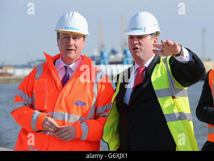 Il primo ministro David Cameron e Michael Suess Chief Executive Officer di Siemens Energy, hanno fatto un tour di King George Dock a Hull dopo che è stato annunciato che il gigante dell'ingegneria globale Siemens e i porti britannici associati stanno per costruire una nuova fabbrica di turbine eoliche ad Alexandra Dock nella città di Hull. Foto Stock