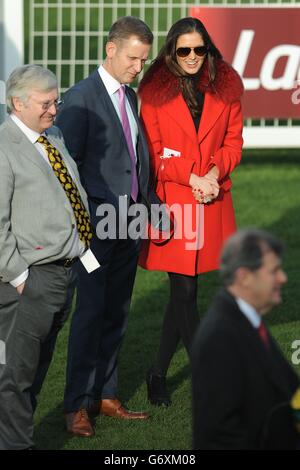 Il presentatore della TV Jeremy Kyle (a sinistra) nell'anello della parata durante il giorno di San Patrizio all'Ippodromo di Cheltenham, Cheltenham. Foto Stock