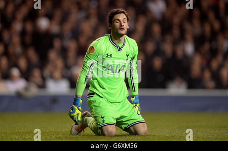 Hugo Lloris, portiere di Tottenham Hotspur, si guarda espulso dopo Rodrigo di Benfica Moreno (non illustrato) segna il primo obiettivo del gioco Foto Stock