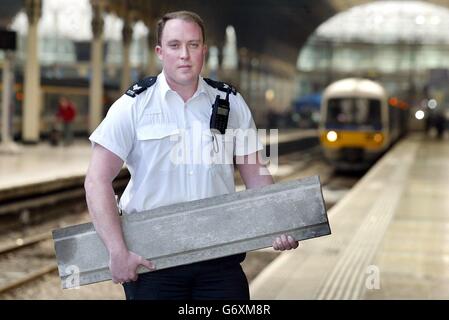 Il sergente Richard Mitchell con una lastra di calcestruzzo Foto Stock