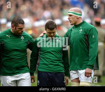 Paul o'Connell (a destra), irlandese, lo mette in braccio intorno a Brian o'Driscoll (al centro) dopo gli Anthems nazionali prima della partita delle sei Nazioni allo Stade de France, Parigi, Francia. Foto Stock