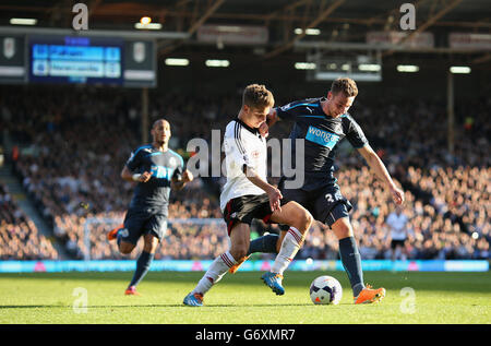 Calcio - Barclays Premier League - Fulham / Newcastle United - Craven Cottage. Alexander Kacaniklic di Fulham e Paul Dummett del Newcastle United competono per la palla Foto Stock