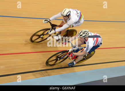 Jason Kenny (in basso) della Gran Bretagna in azione contro il francese Francois Pervis nella semifinale di Sprint maschile durante il secondo giorno del quinto round della Rivoluzione ciclistica al Lee Valley VeloPark, Londra. Foto Stock