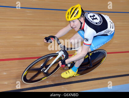 Mark Stewart della Gran Bretagna del team Rouleur in azione durante il Campionato Elite 1km Madison Time Trial durante il secondo giorno del quinto round della rivoluzione ciclistica al Lee Valley VeloPark, Londra. Foto Stock