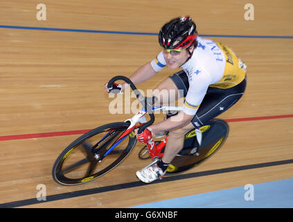 Steven Burke di HMT-Sportscover in Gran Bretagna durante il campionato Elite 1 km Madison Time Trial durante il giorno due del quinto round della rivoluzione ciclistica al Lee Valley VeloPark, Londra. Foto Stock