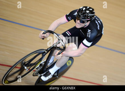 Great Britain's ed Clancy dal team Rapha Condor JLT in azione durante l'ELITE Championship 1km Madison Time Trial durante il giorno due del Round Five of the Cycling Revolution al Lee Valley VeloPark, Londra. Foto Stock