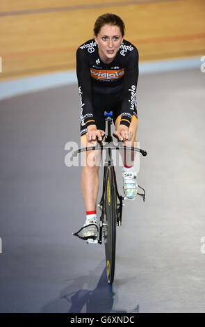 Laura Trott della Gran Bretagna dopo aver vinto la prova a tempo UCI Omnium per 500m durante il secondo giorno del quinto round della rivoluzione ciclistica al Lee Valley VeloPark, Londra. Foto Stock