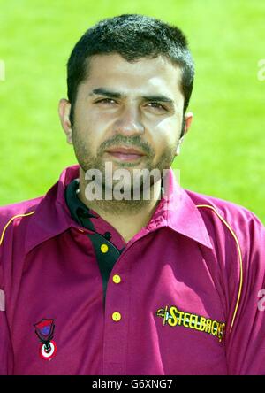 Northamptonshire CCC 2004. Usman Afzaal del Northampton County Cricket Club nel kit 20/20 per la stagione 2004. Foto Stock