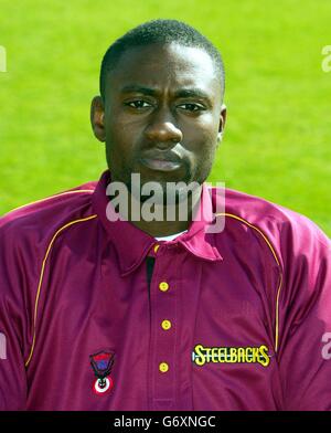 Northamptonshire CCC 2004. Ricky Anderson del Northampton County Cricket Club nel kit 20/20 per la stagione 2004. Foto Stock