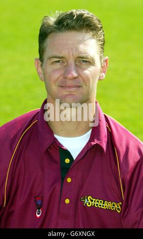 Northamptonshire CCC 2004. Jeff Cook del Northampton County Cricket Club nel kit 20/20 per la stagione 2004. Foto Stock