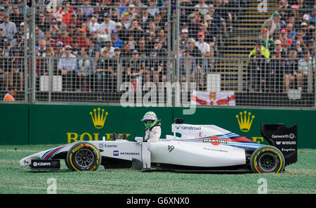 Il brasiliano Felipe massa della Williams Martini Racing dopo essere stato fatto correre fuori pista da Kamui Kobayashi del Caterham F1 Team durante il Gran Premio d'Australia 2014 ad Albert Park, Melbourne, Australia. Foto Stock