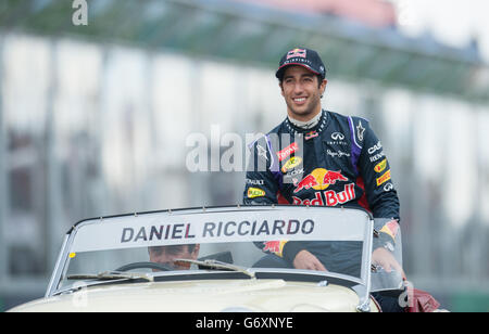 In Australia Daniel Ricciardo della Infiniti Red Bull Racing durante la sfilata dei piloti prima del Gran Premio d'Australia 2014 ad Albert Park, Melbourne, Australia. PREMERE ASSOCIAZIONE foto. Data foto: Domenica 16 marzo 2014. Vedi la storia del PA AUTO Australian. Il credito fotografico deve essere: Jon Buckle/filo PA. Foto Stock