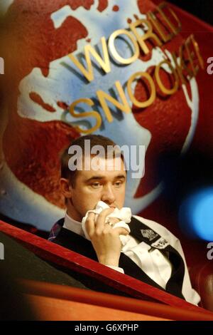 Stephen Hendry sembra sconcertato mentre l'ex campione del mondo lotta nella sua partita, contro Barry Pinches nel campionato Embassy World Snooker al Crucible di Sheffield. Foto Stock