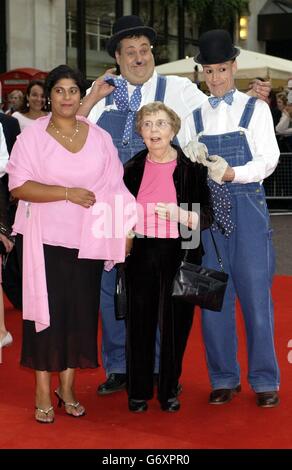 Niece Nancy Waddell (centro a destra), di 82 anni, l'unico parente sopravvissuto di Stan Laurel , arriva per la prima di gala della Laurel & Hardy Collection su DVD all'Odeon West End nel centro di Londra, ospitata dai comici Matt Lucas & David Walliams della serie televisiva 'Little Britain'. Foto Stock