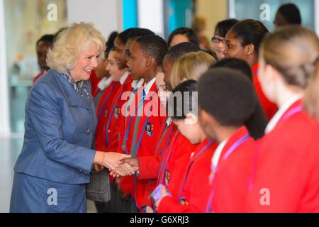 La Duchessa di Cornovaglia è accolta dagli alunni durante una visita alla City Academy, a Hackney, a est di Londra, per vedere il programma "parole per il lavoro", che mira ad affrontare la disoccupazione giovanile migliorando le competenze di alfabetizzazione. Foto Stock