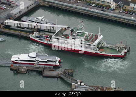 Vista aerea di Southampton. Vista aerea di un Red Funnel Ferry e Red Jet nel porto di Southampton. Foto Stock