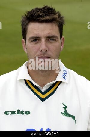 Paul Franks del Nottinghamshire County Cricket Club durante una fotocellula a Trent Bridge, in vista della nuova stagione 2004. Foto Stock