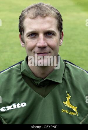 Russell Warren del Nottinghamshire County Cricket Club durante una fotocellula a Trent Bridge, in vista della nuova stagione 2004. Foto Stock