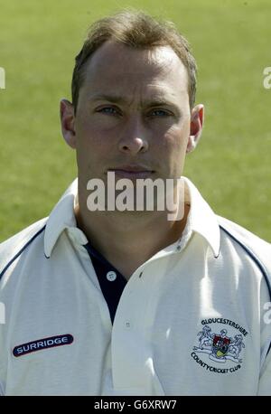 James Averis del Gloucestershire County Cricket Club durante una fotocellula a Bristol, in vista della nuova stagione 2004. Foto Stock