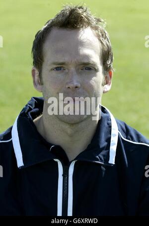 Stuart Barnes del Gloucestershire County Cricket Club durante una fotocellula a Bristol, in vista della nuova stagione 2004. Foto Stock