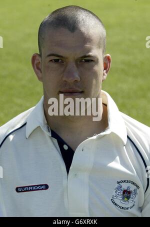 Steve Adshead del Gloucestershire County Cricket Club durante una fotocellula a Bristol, in vista della nuova stagione 2004. Foto Stock