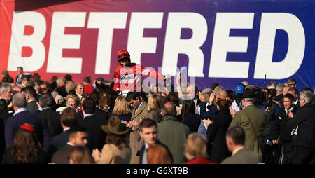 Jockey Daryl Jacob sul Lac Fontana dopo aver vinto l'hhandicap della contea di Vincent o'Brien il giorno della Gold Cup, durante il Cheltenham Festival. Foto Stock