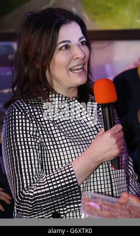 Nigella Lawson durante la sfida del tapis roulant di Jo Whiley, aperta 26 ore su 24, in aiuto dello Sport Relief all'esterno della BBC Broadcasting House, Londra. Foto Stock