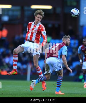 Calcio - Barclays Premier League - Aston Villa / Stoke City - Villa Park. Peter Crouch di Stoke City (a sinistra) e Nathan Baker di Aston Villa combattono per la palla Foto Stock