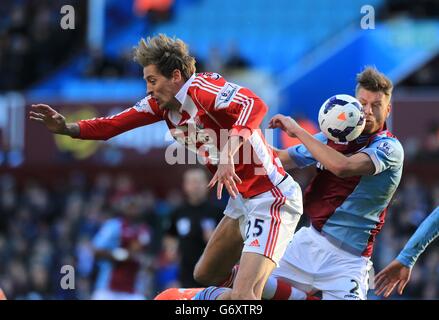 Calcio - Barclays Premier League - Aston Villa / Stoke City - Villa Park. Peter Crouch di Stoke City (a sinistra) e Nathan Baker di Aston Villa combattono per la palla Foto Stock