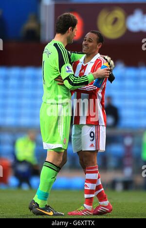 Calcio - Barclays Premier League - Aston Villa / Stoke City - Villa Park. Asmir Begovic (a sinistra) festeggia con il compagno di squadra Peter Odemwingie dopo il fischio finale Foto Stock