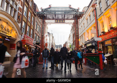 Vista generale di Gerrard Street, Chinatown, centro di Londra. PREMERE ASSOCIAZIONE foto. Data immagine: Sabato 22 marzo 2014. Il credito fotografico dovrebbe essere: Dominic Lipinski/PA Wire Foto Stock