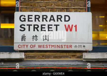 Cartello bilingue su Gerrard Street, Chinatown, centro di Londra. PREMERE ASSOCIAZIONE foto. Data immagine: Sabato 22 marzo 2014. Il credito fotografico dovrebbe essere: Dominic Lipinski/PA Wire Foto Stock