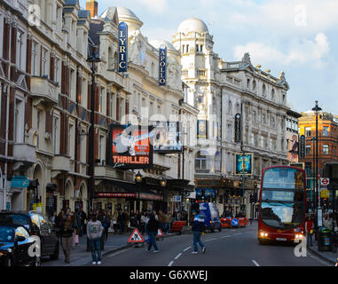 Vista generale (da sinistra a destra) del teatro lirico, del teatro Apollo e del teatro Gielgud, su Shaftsbury Avenue, nel centro di Londra. Foto Stock