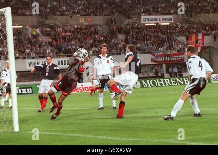 Il portiere austriaco, Michael Konsel (seconda a sinistra), salva dal scozzese Ally McCoist (a sinistra) con Duncan Ferguson (seconda a destra) in movimento Foto Stock