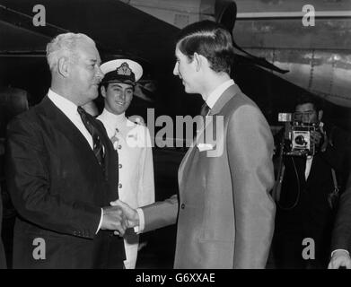 Sua altezza reale il principe Carlo arriva in Nuova Zelanda ed è accolto dal primo ministro, il Rt. Onorevole K.J. Holyoake, all'aeroporto di Wellington. Foto Stock