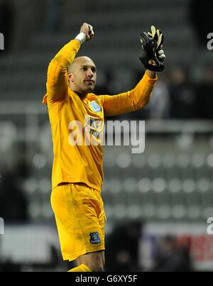 Calcio - Barclays Premier League - Newcastle United v Everton - St James' Park. Tim Howard di Everton celebra dopo il gioco Foto Stock